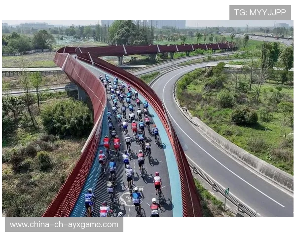 成都蓉城禁区的前压节奏持续增强，对方险象环生